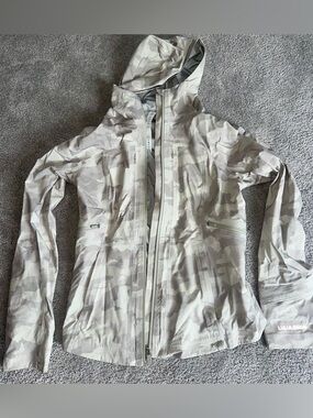 lululemon athletica Women’s Hooded Light Camo rain/wind Jacket - Pale Gray/Cream